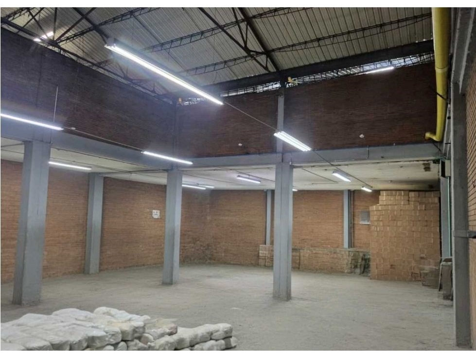 Puente Aranda Amplia Bodega Ubicada en Zona de Alto Trafico 971 m2