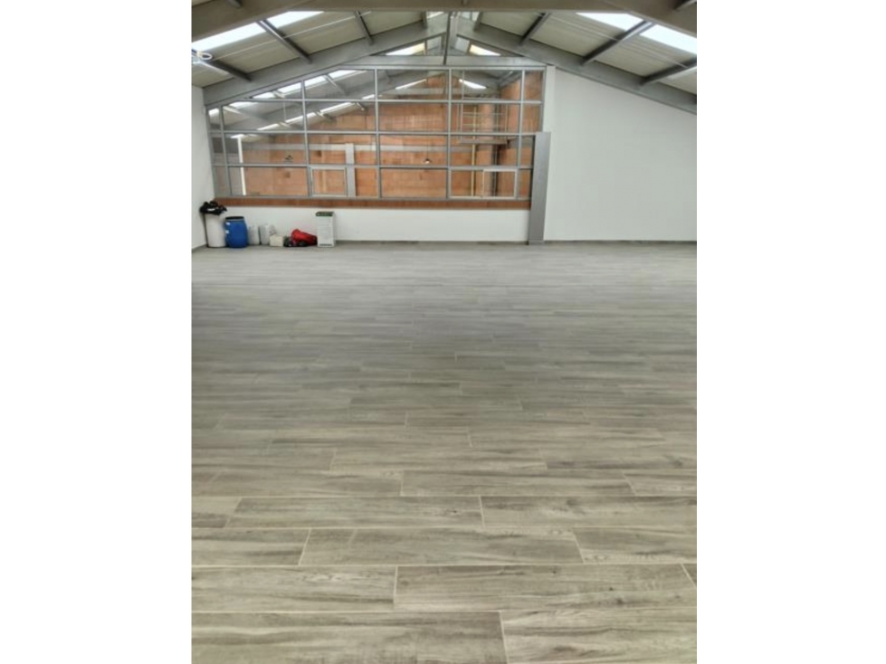 Bodega Super Bien Ubicada y Amplia en Prado Veraniego 400 m2 — foto 6