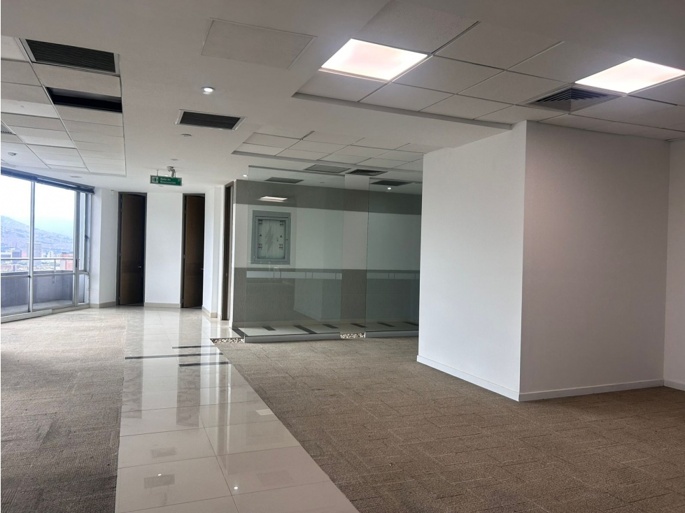 Oficina Super Amplia en Zona de Alto Tráfico El Poblado — foto 6