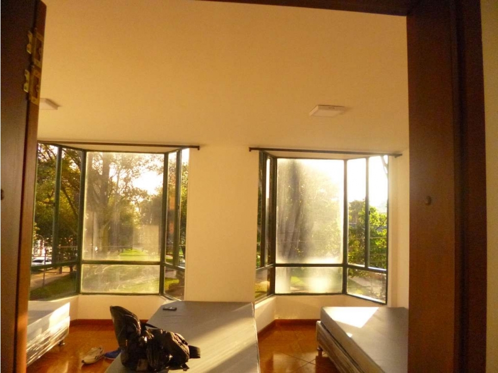 Edificio de apartamentos con precio de oportunidad Normandia