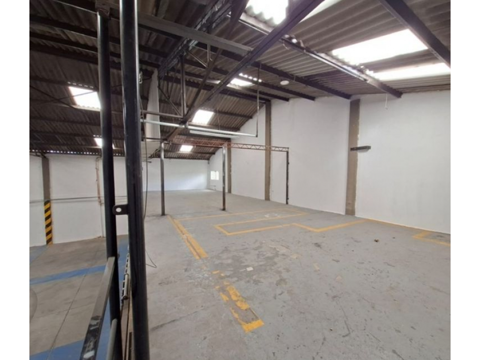 Bodega Super Bien Ubicada y Amplia en Engativa 1200 m2 - 3