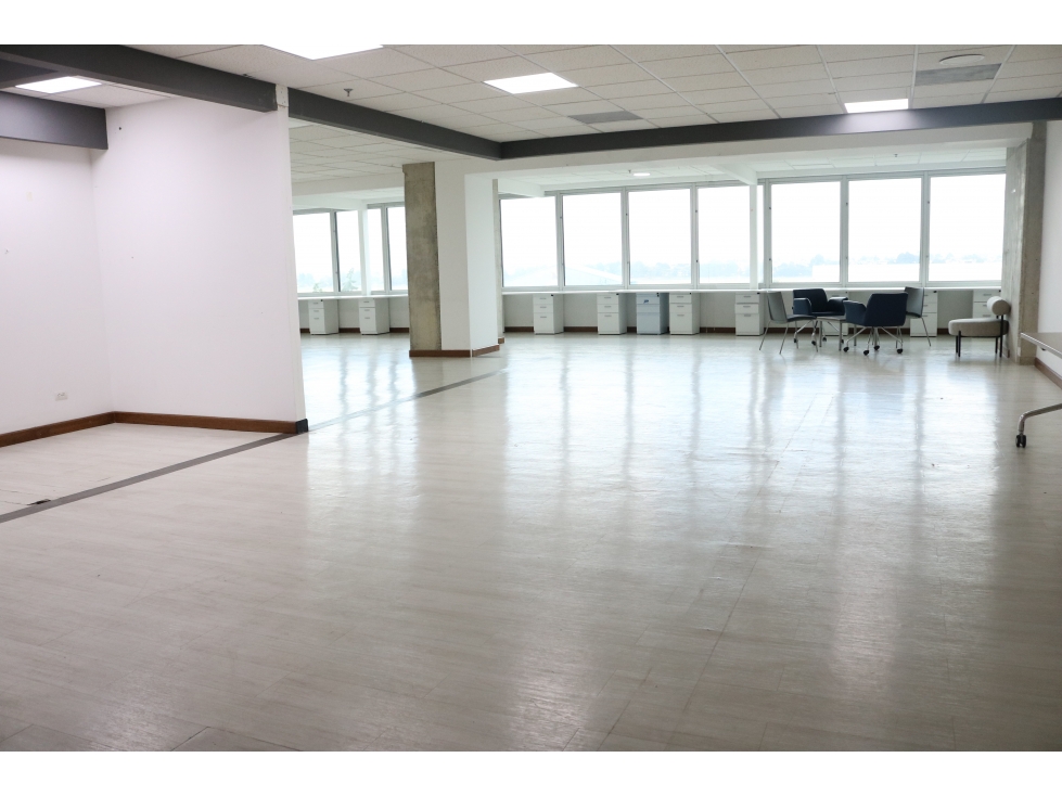 Oficina cerca al aeropuerto en Centro Empresarial 930 m2