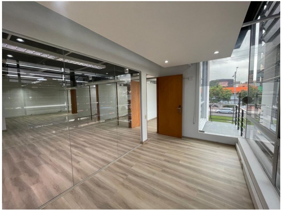 Oficina Amplia e Iluminada en San Patricio 258 m2 — foto 4
