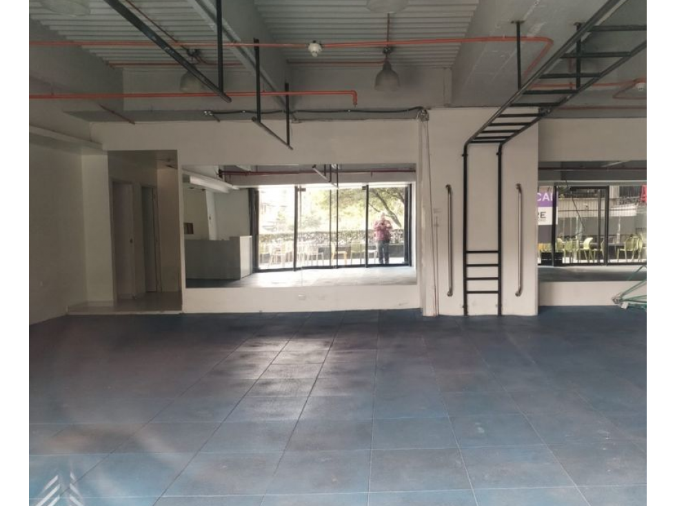 Local Super Bien Ubicado Chico 260 m2 - 3