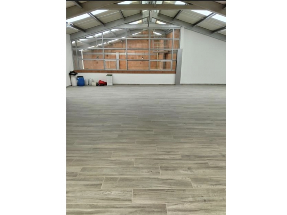 Bodega Super Bien Ubicada y Amplia en Prado Veraniego 400 m2 — foto 2