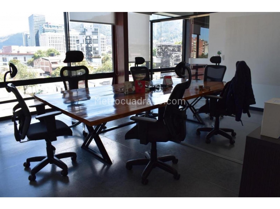 Oficina en Edificio Comercial y Super Bien Ubicada en Santa Ana 610 m2