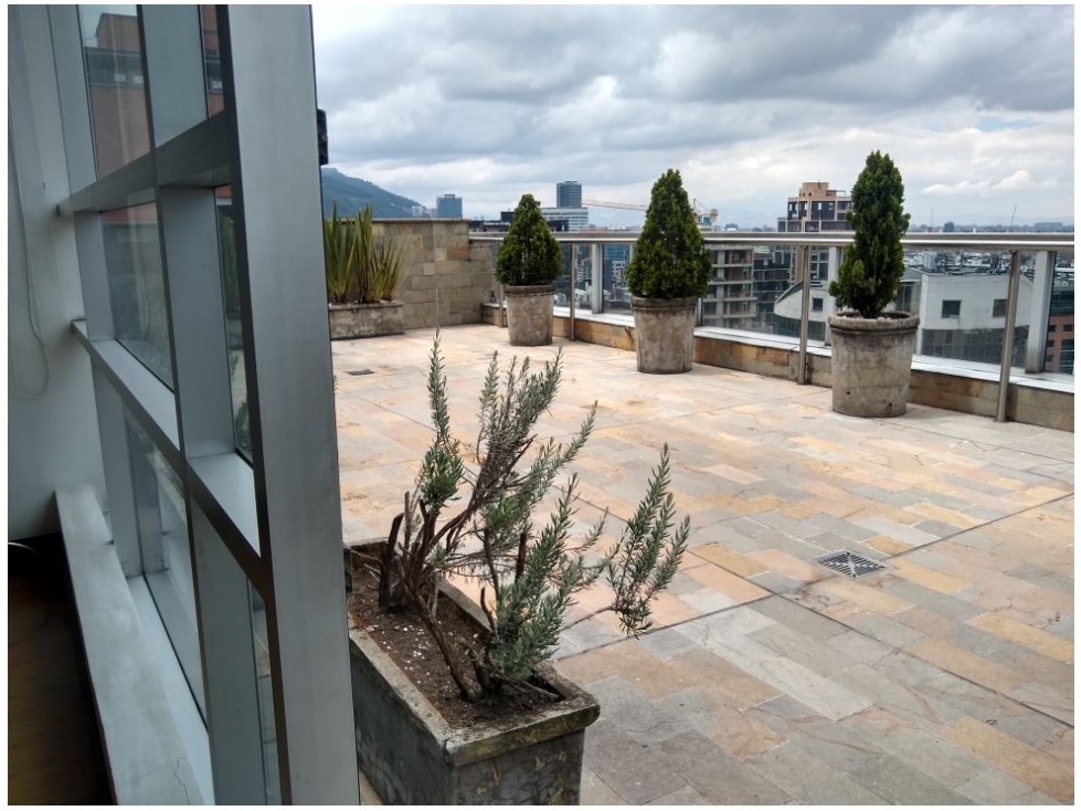 Edificio en Zona Corporativa con Amplios Espacios Comerciales