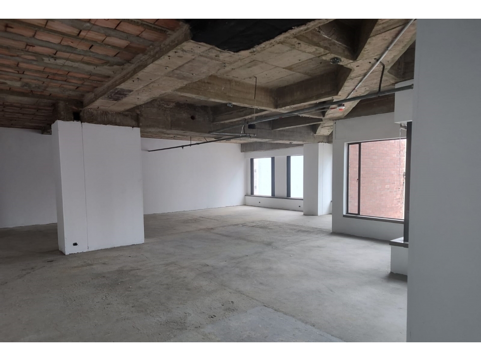 Oficina con Amplios Espacios en Chico Reservado 710 m2
