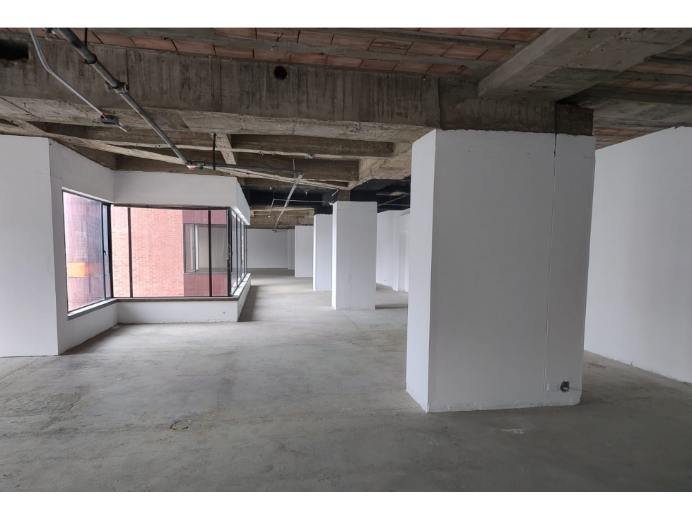 Oficina con Amplios Espacios en Chico Reservado 358m2