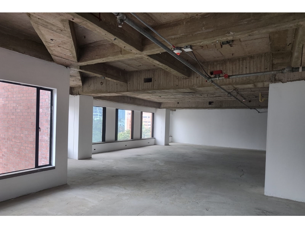 Oficina con Amplios Espacios en Chico Reservado 710 m2 — foto 4