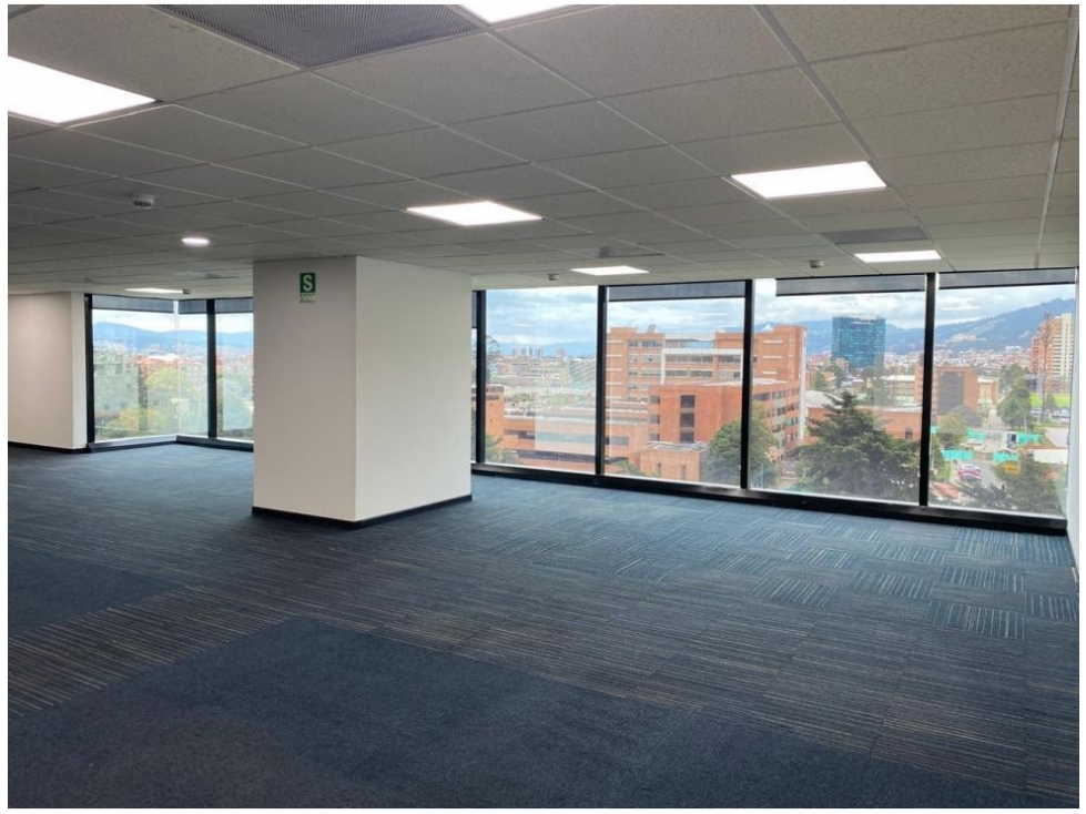 Oficina con Amplios Espacios en Chico Reservado 303m2