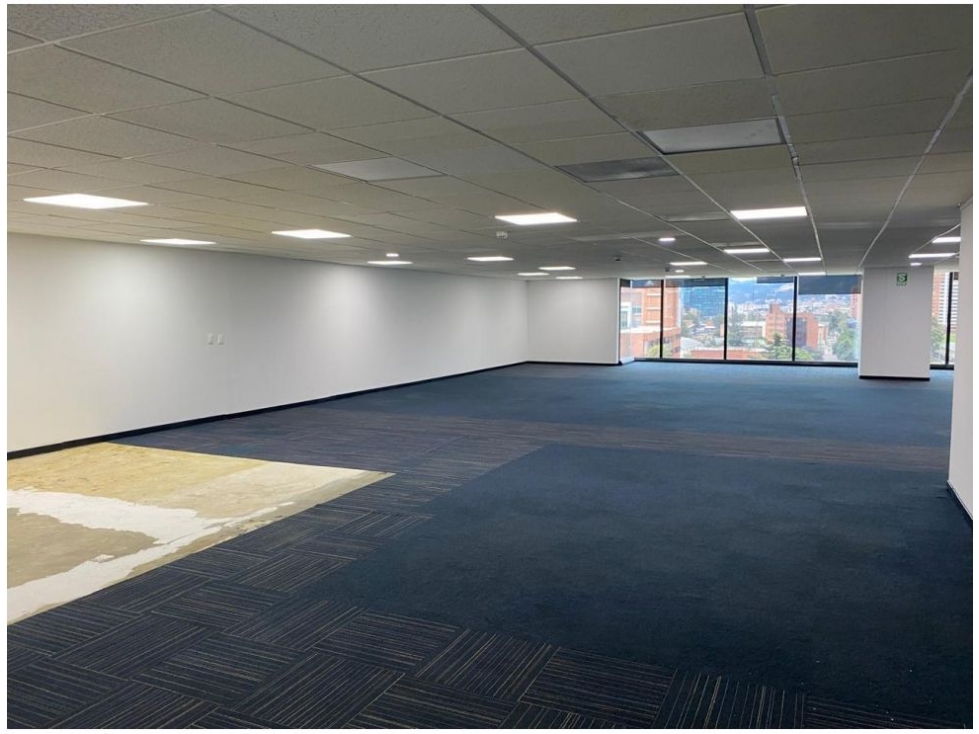 Oficina con Amplios Espacios en Chico Reservado 303m2 — foto 3