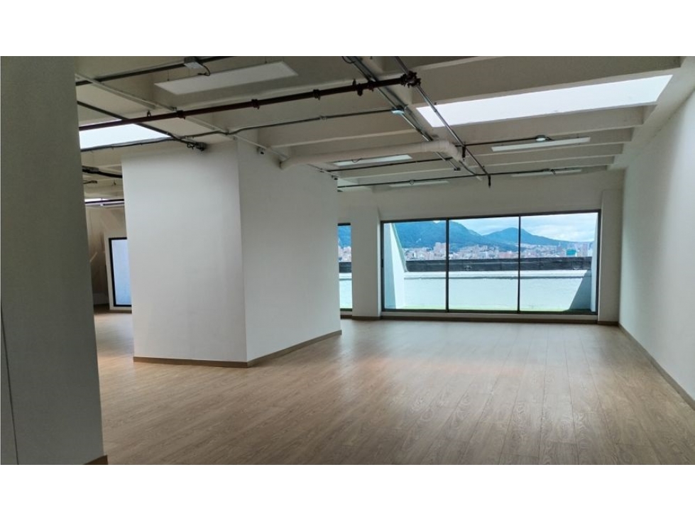 Oficina Super Bien Ubicada en Chico en Zona Comercial 445 m2