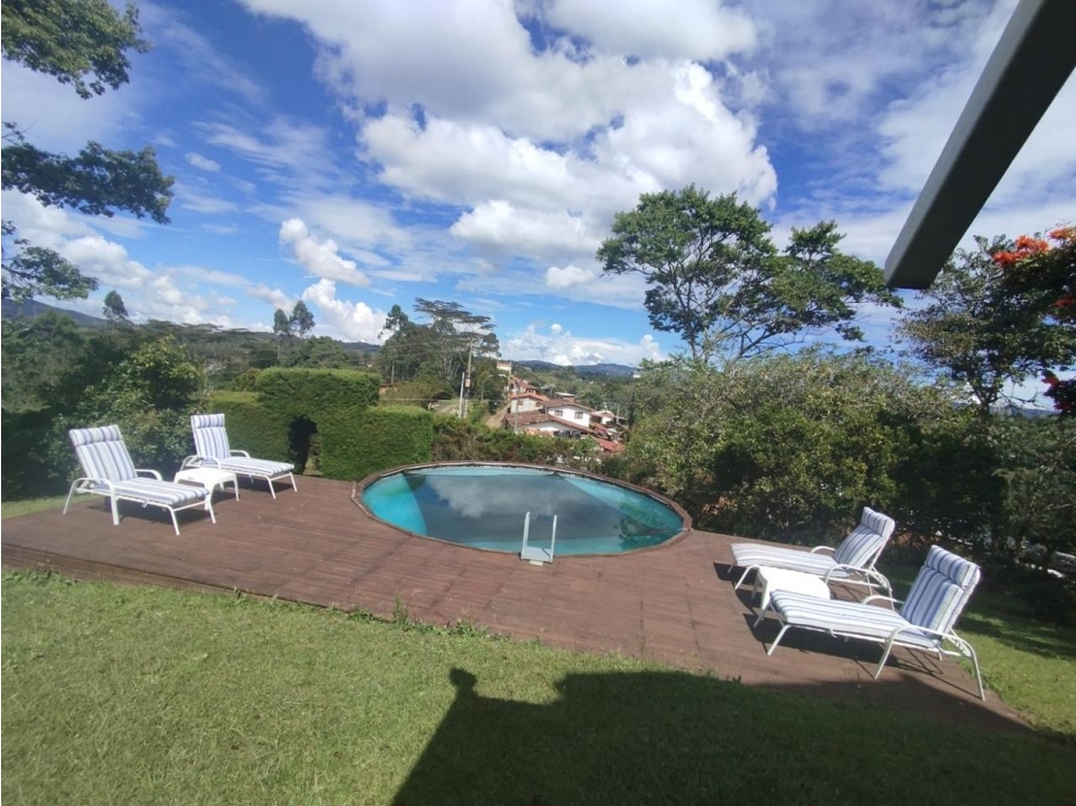 Venta de espectacular finca en Rionegro con piscina y árboles frutales