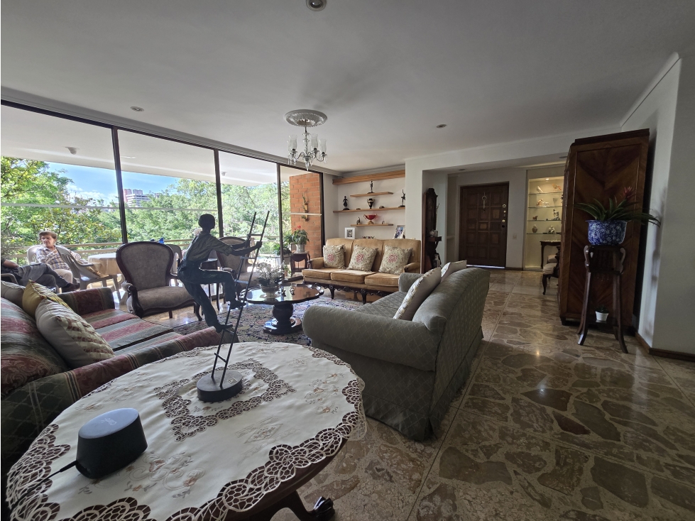 Vendo apartamento en Poblado, cerca.Clínica Medellín