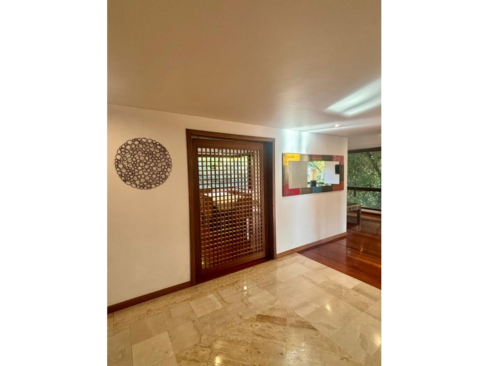 Vendo apto remodelado Rosales 220 mts. 3 alcobas, estar, estudio