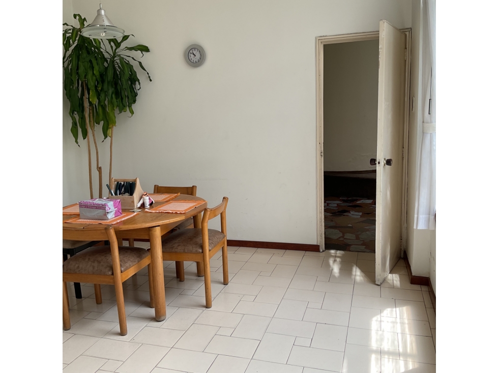 CASA AMPLIA EN VENTA O ARRIENDO CON JARDIN Y PATIO EN SANTA PAULA — foto 2