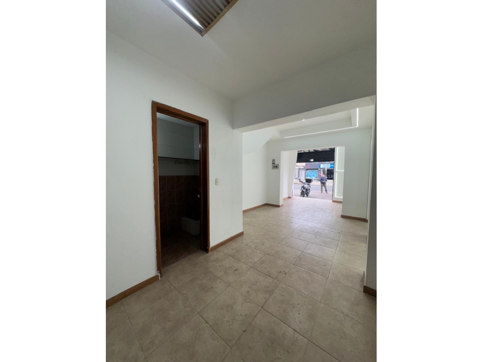 LOCAL EN ARRIENDO EN GALERIAS - 2