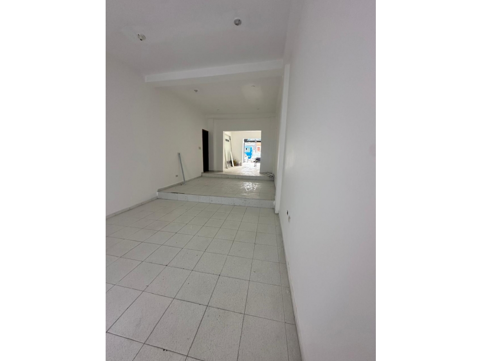 LOCAL COMERCIAL EN ARRIENDO EN SAN LUIS - GALERIAS - 2