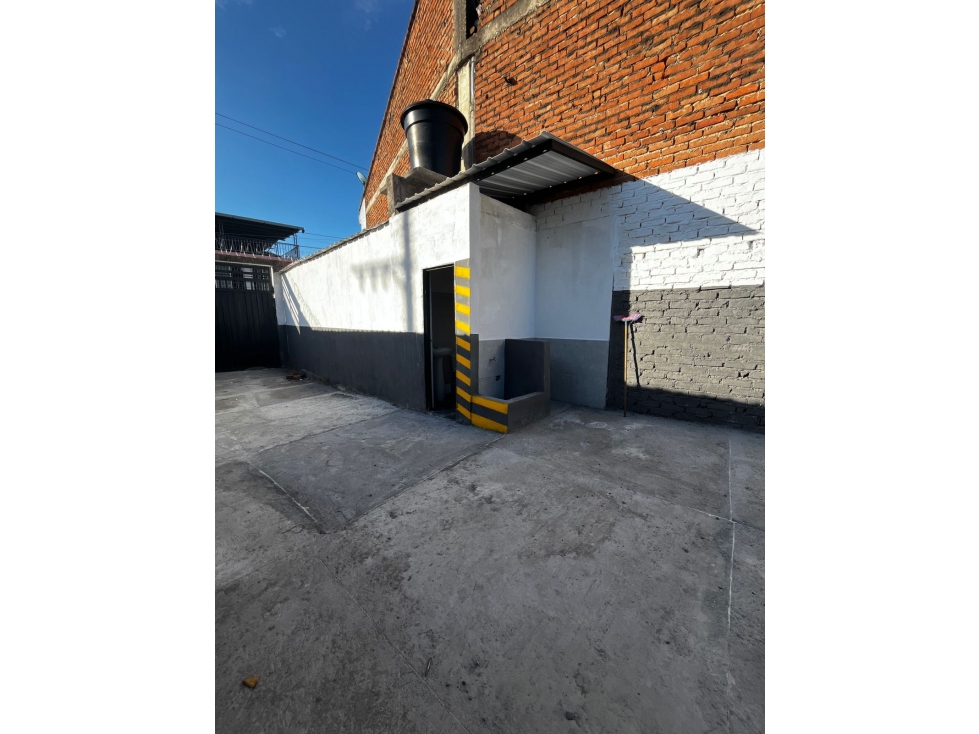 SE VENDE LOCAL PATIO TALLER - 5