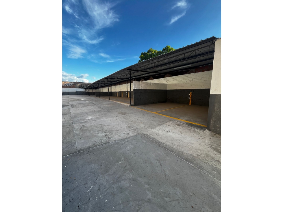 SE VENDE LOCAL PATIO TALLER - 4