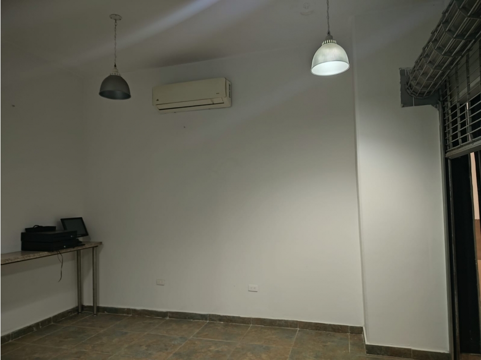 SE VENDE LOCAL-CENTRO COMERCIAL SANTA LUCIA PLAZA - 4