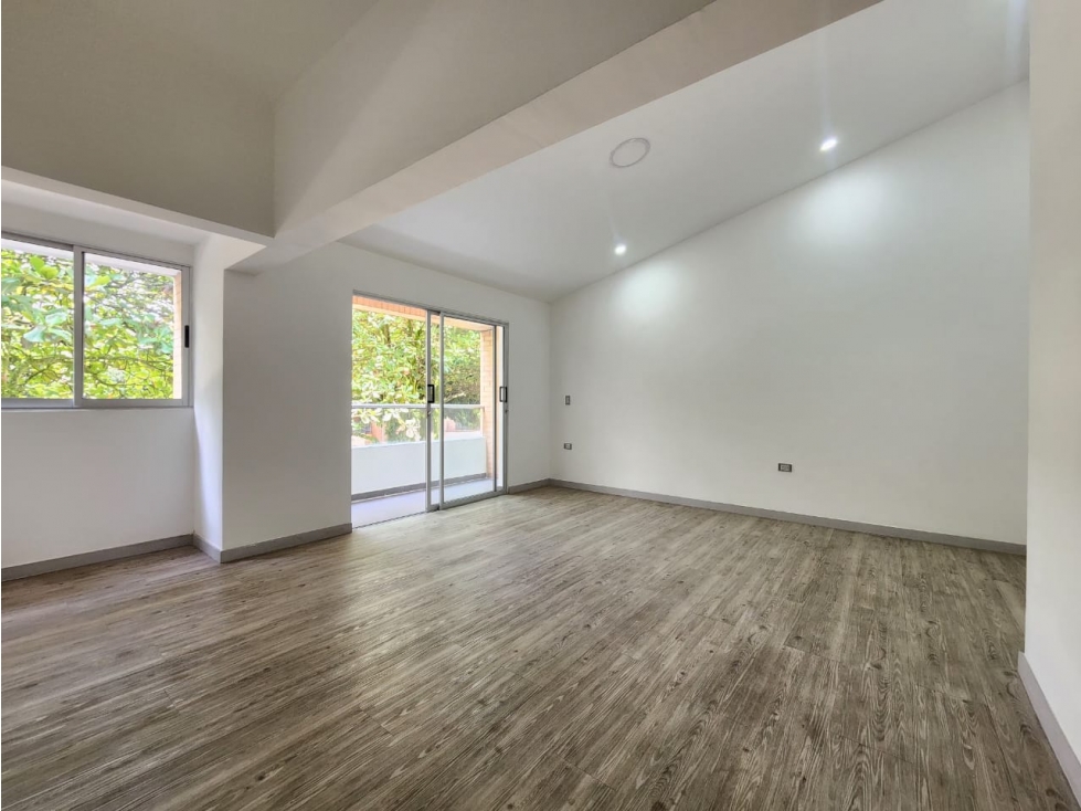 RODEADA DE VERDE Y AMPLIA CASA EN SABANETA — foto 2