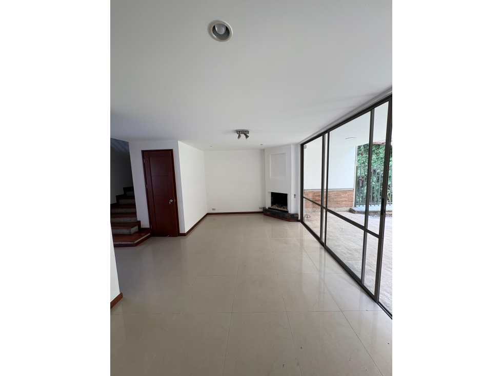 CASA CERCA A TERRACINA ENVIGADO- LOMA DEL CHOCHO, CON JARDÍN AMPLIO — foto 3