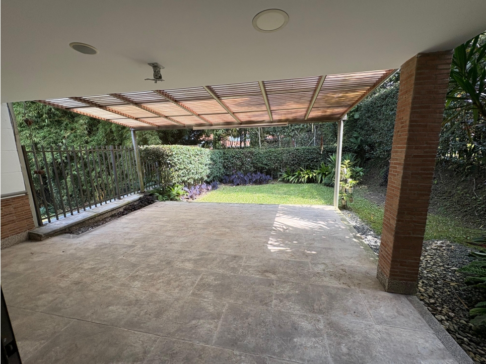 CASA CERCA A TERRACINA ENVIGADO- LOMA DEL CHOCHO, CON JARDÍN AMPLIO