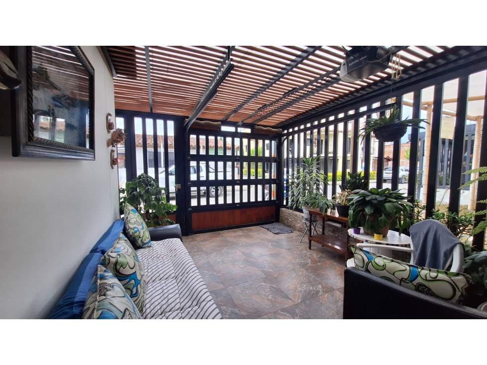 CASA UNIFAMILIAR DE 3 NIVELES EN MARINILLA