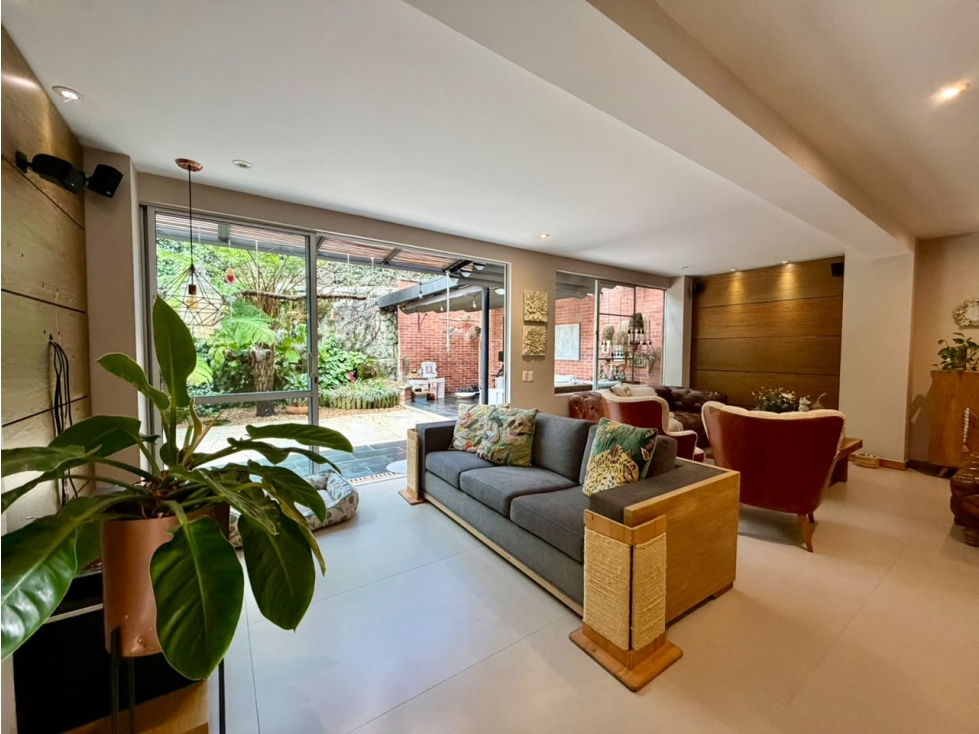 Casa remodelada en Loma de Benedictinos, Envigado
