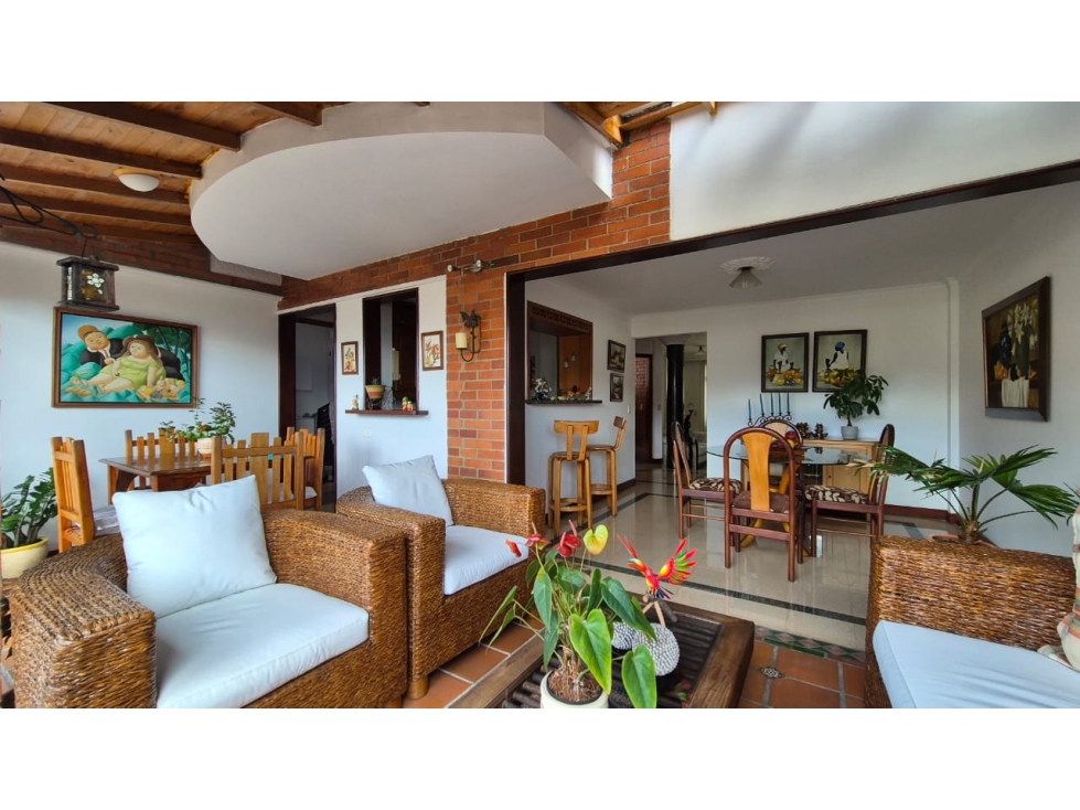 Vendo amplia casa familiar con jardín en La Abadía, Envigado.