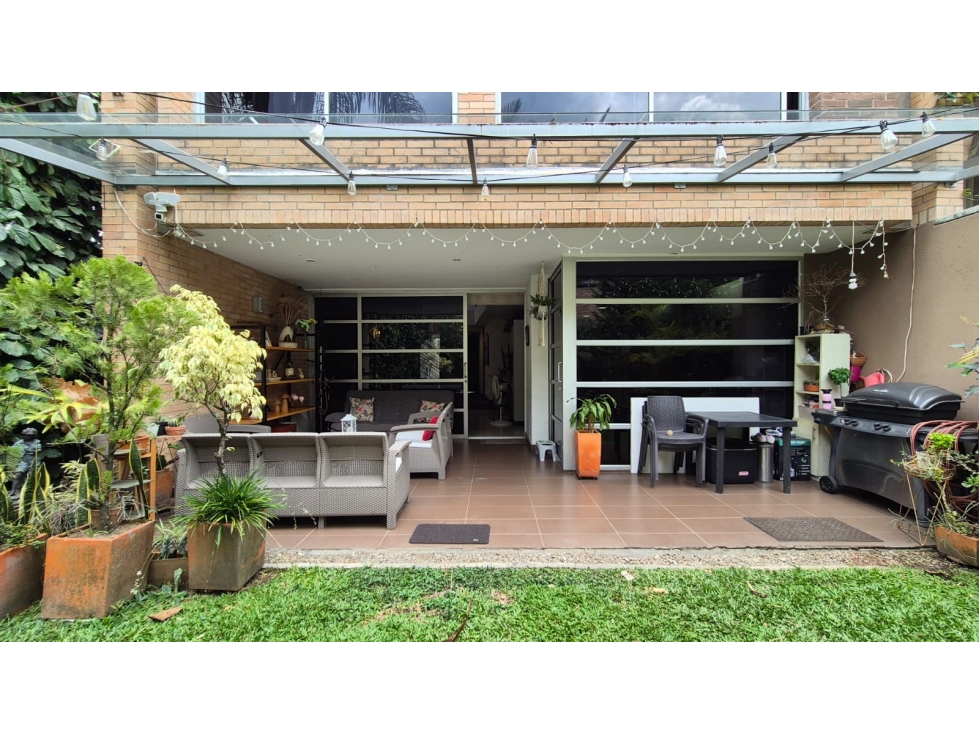 Espectacular casa- amplio jardín en la Loma del Atravesado, Envigado.