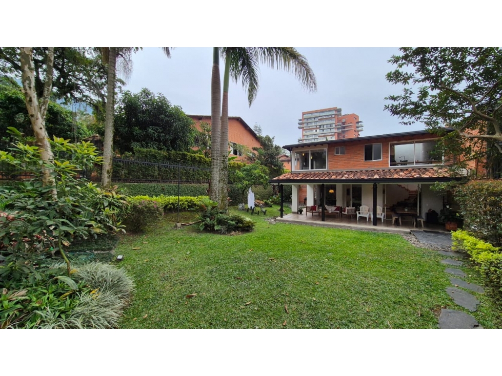 Vendo amplia casa no adosada de 2 niveles en San Lucas, El Poblado.
