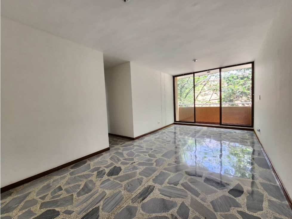 EN LAURELES CON BAJA ADMINISTRACIÓN Y CERCA AL PARQUE DE BELÉN