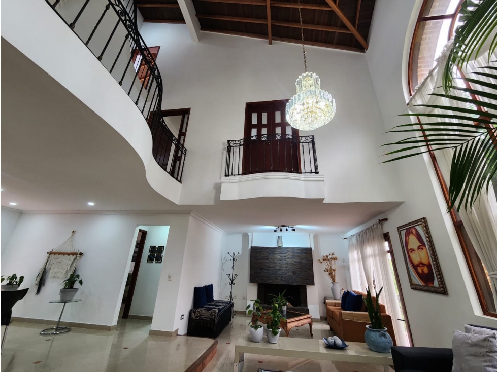 IMPONENTE CASA EN SABANETA CON BALCONES EN SU INTERIOR