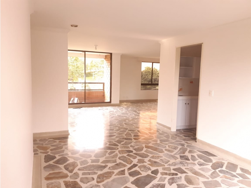 Venta de apartamento en el Poblado, sector Interlomas — foto 2