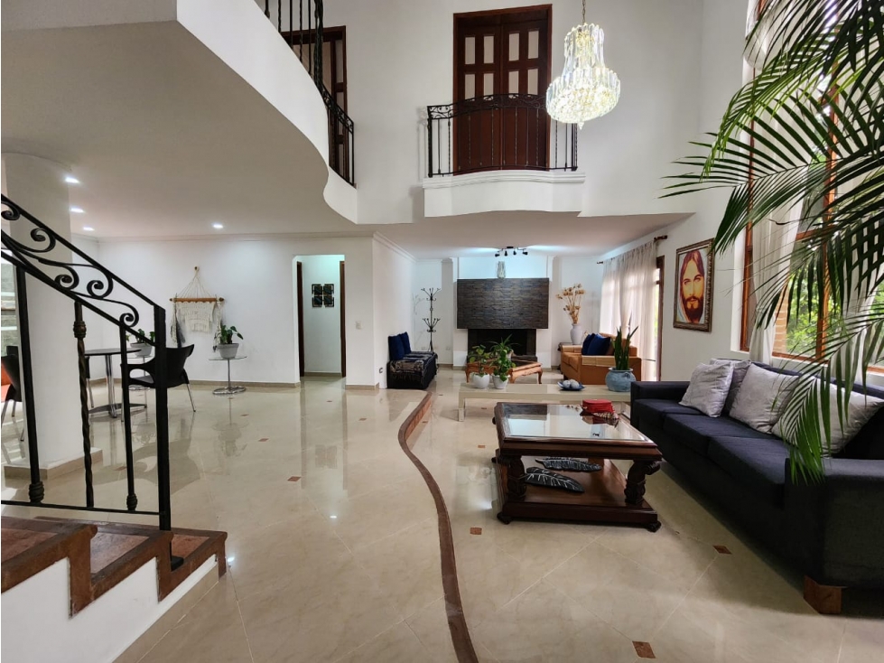 IMPONENTE CASA EN SABANETA CON BALCONES EN SU INTERIOR — foto 2