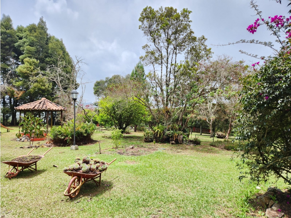 Venta de casa lote independiente en Santa Elena - 2