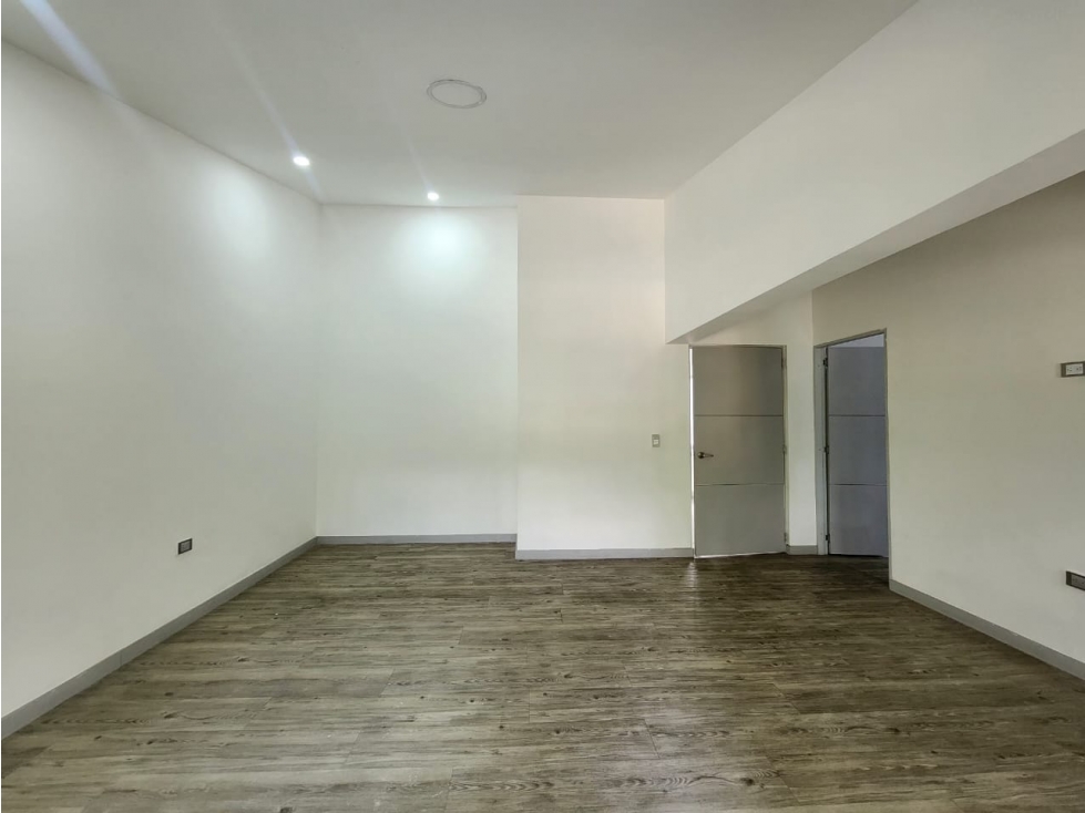 RODEADA DE VERDE Y AMPLIA CASA EN SABANETA — foto 6