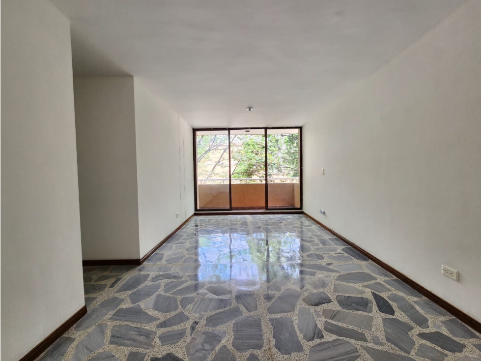 EN LAURELES CON BAJA ADMINISTRACIÓN Y CERCA AL PARQUE DE BELÉN — foto 2
