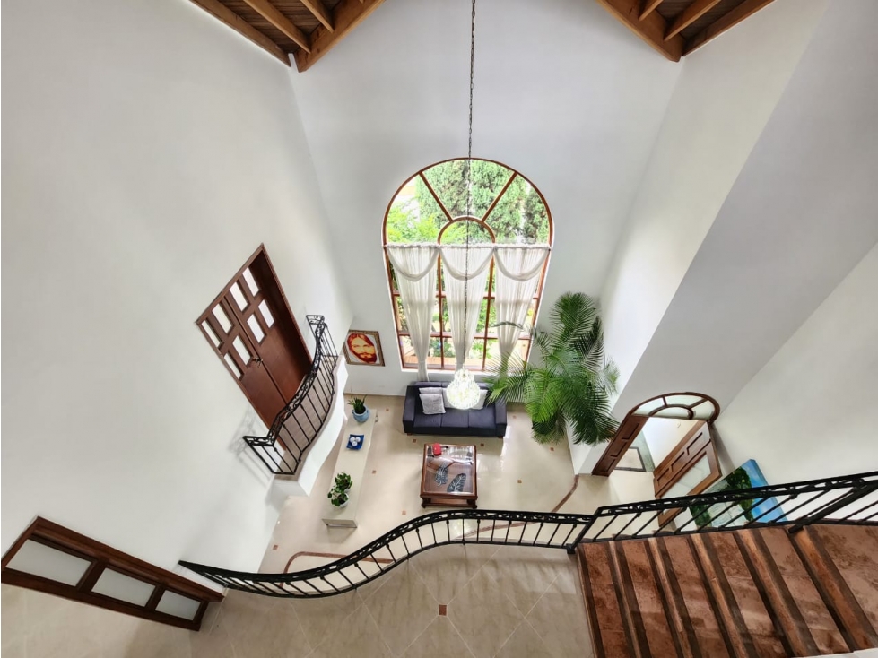 IMPONENTE CASA EN SABANETA CON BALCONES EN SU INTERIOR — foto 5