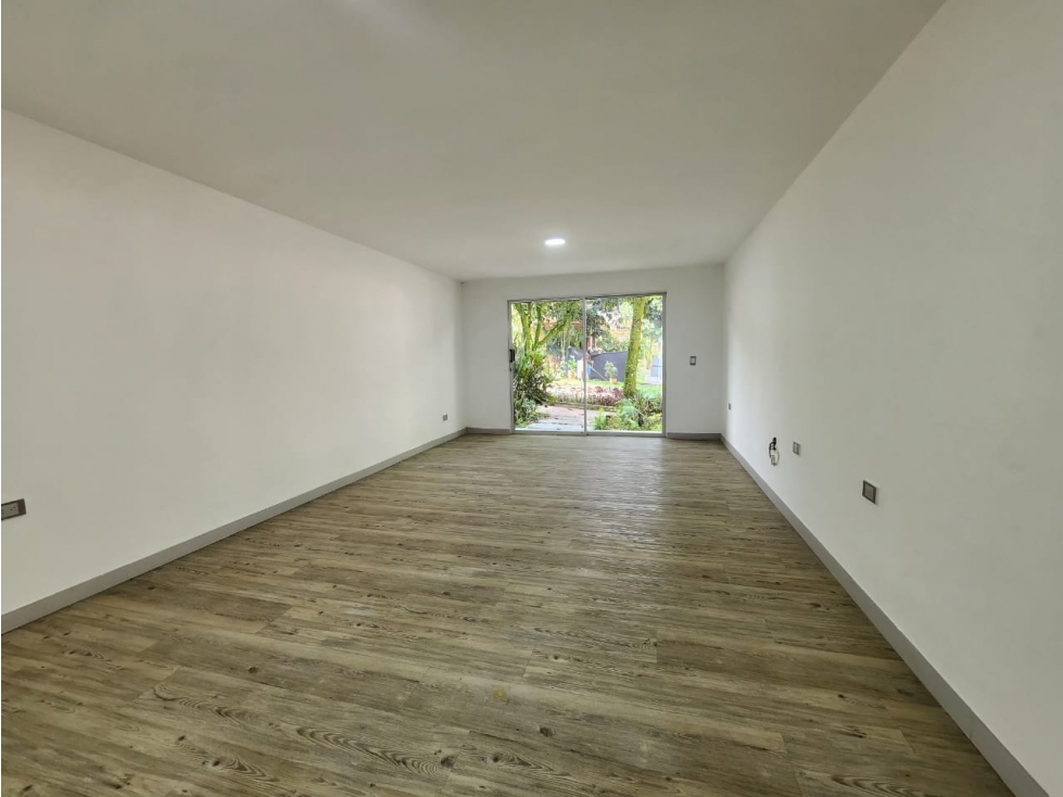 RODEADA DE VERDE Y AMPLIA CASA EN SABANETA — foto 3