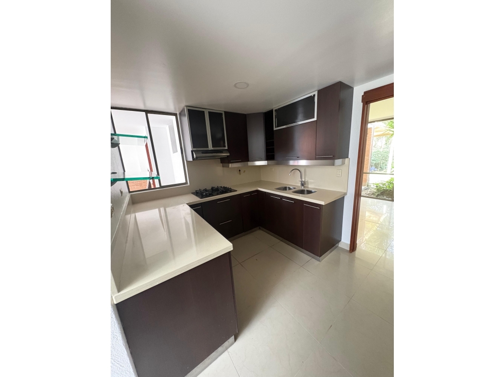 CASA CERCA A TERRACINA ENVIGADO- LOMA DEL CHOCHO, CON JARDÍN AMPLIO — foto 4