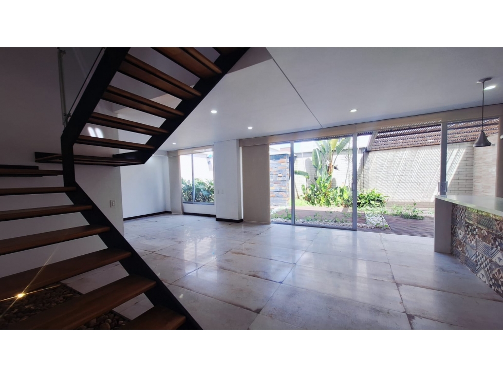 CASA UNIFAMILIAR CON ESTILO Y ESPACIOS ABIERTOS- EN RIONEGRO