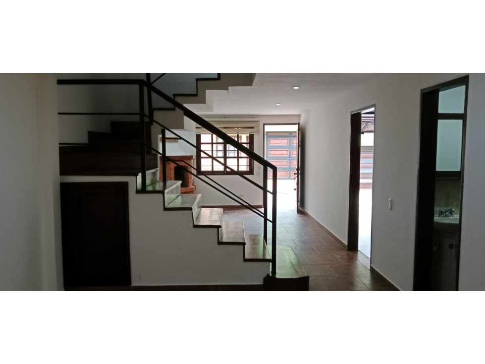 CASA DE TRES NIVELES. UND CERRADA, SECTOR COLEGIOS- RIONEGRO 
