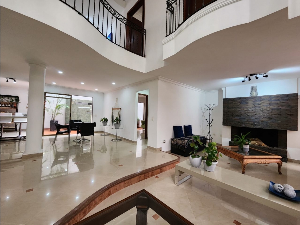 IMPONENTE CASA EN SABANETA CON BALCONES EN SU INTERIOR — foto 3