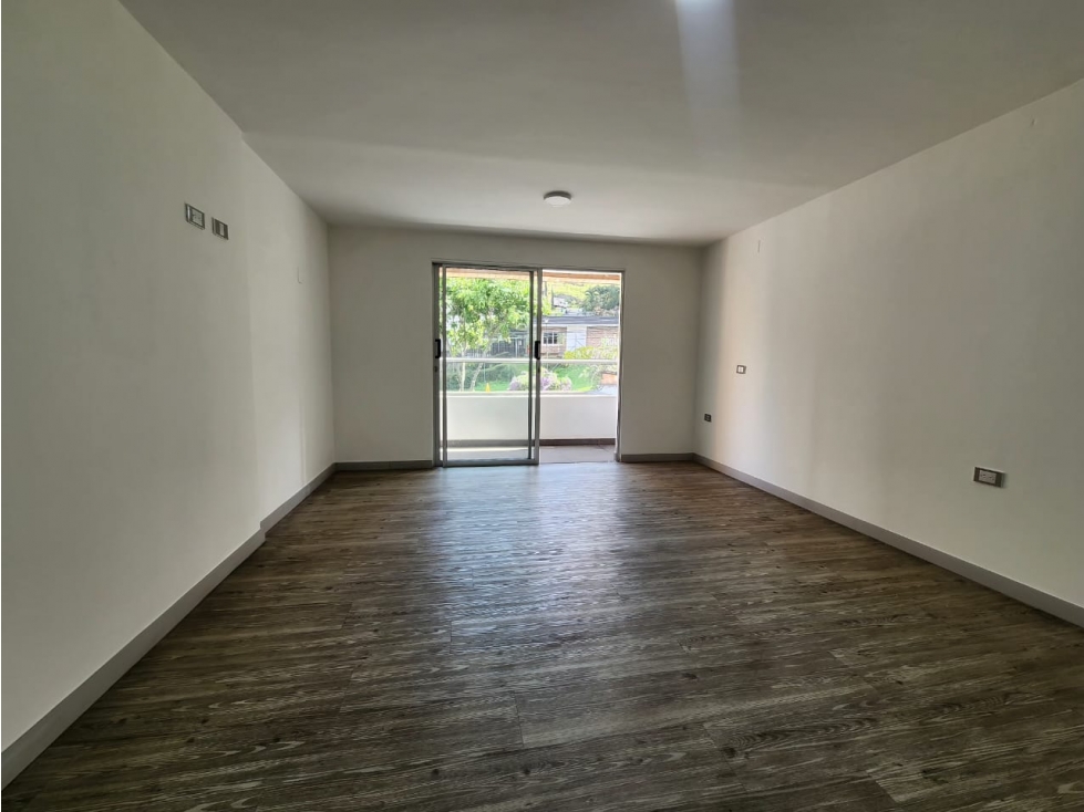RODEADA DE VERDE Y AMPLIA CASA EN SABANETA — foto 4