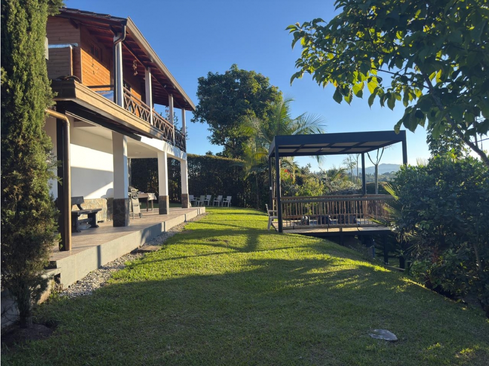 CASA CAMPESTRE EN RIONEGRO A 300 MT DE LA AUTOPISTA.