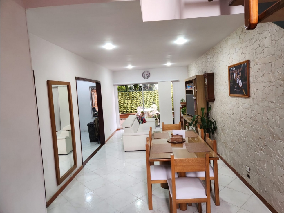 DISEÑO EXCLUSIVO Y ACOGEDOR PATIO. VENTA CASA EN LA ESTRELLA